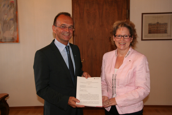 Dr. Fritz Brechtel und ADD-Präsidentin Dagmar Barzen nach der Vertragsunterzeichnung